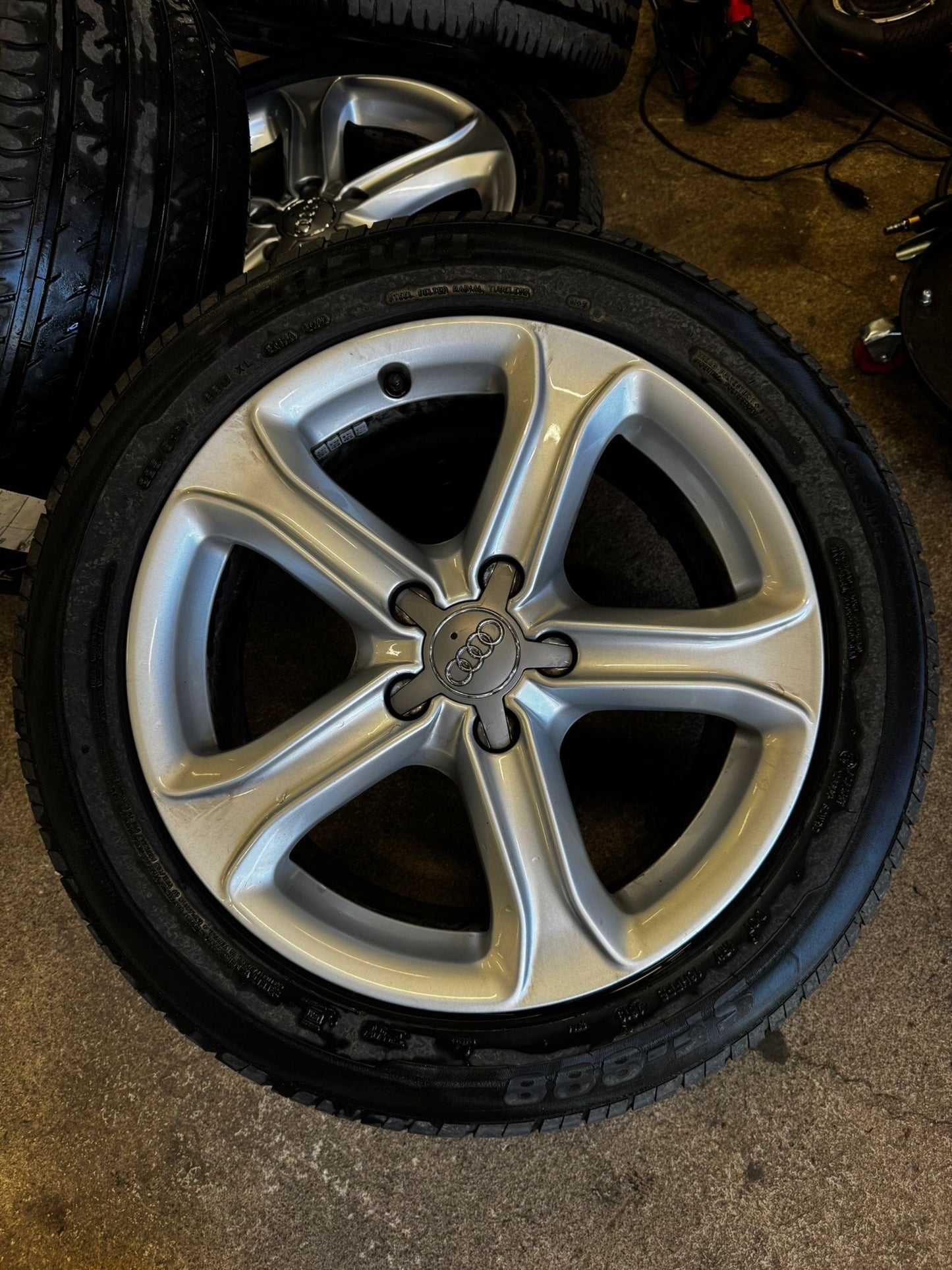 Audi Original Alufälgar 17" med sommardäck 225/50 R17 – Passar flera Audi & VW-modeller